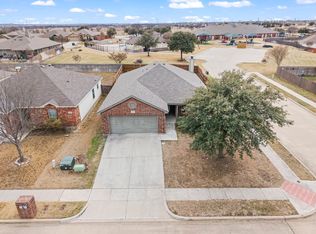 1037 Castle Top Dr, Fort Worth, TX 76109