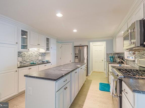 3rd image of 109 Kenwood Ln