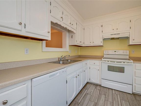 5th image of 426 Middle Oaks Dr