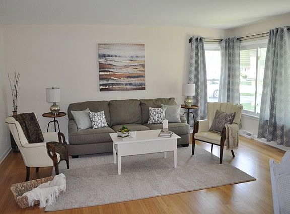 2nd image of 1420 W Saint James Pl
