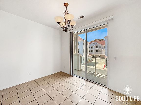 4th image of 810 Harbor Cliff Way Unit 236