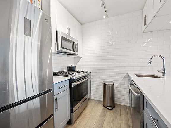 5th image of 415 E 37th St APT 33C