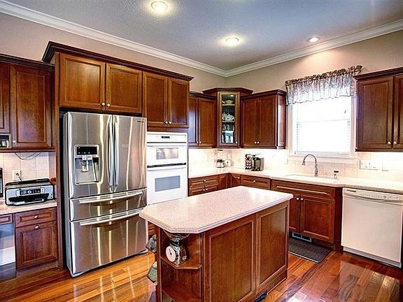 3rd image of 2349 Cheviot Hills Ln