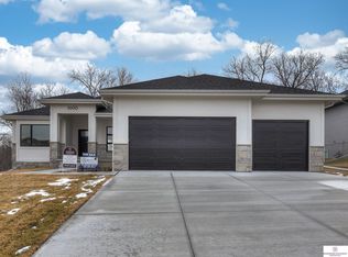 16913 Abigail St, Bennington, NE 68007