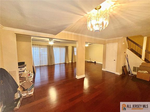 5th image of 2306 N Oaks Blvd