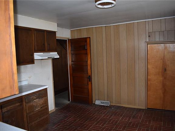 3rd image of 906 Center Ln
