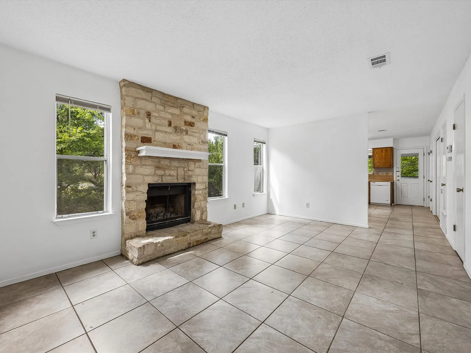 2 bed, 1.5 bath, 992 sqft, $1,500 — Photo 2