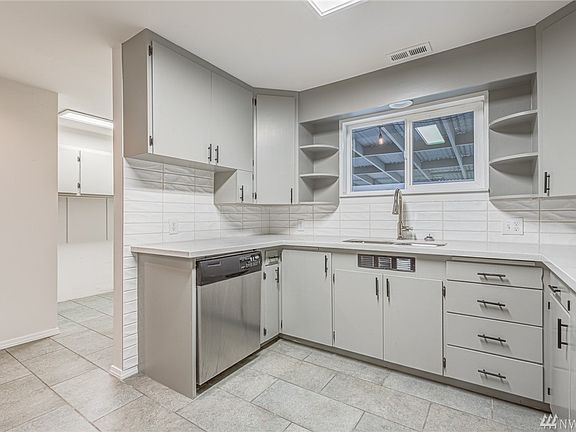 5th image of 4609 113th Pl NE