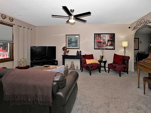 4th image of 16 Carol Ave