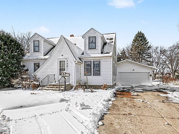 2nd image of 130 Grove St S