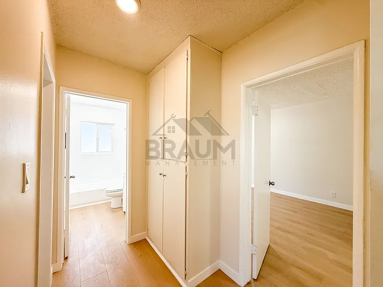 13129 OXNARD ST. — Photo 44