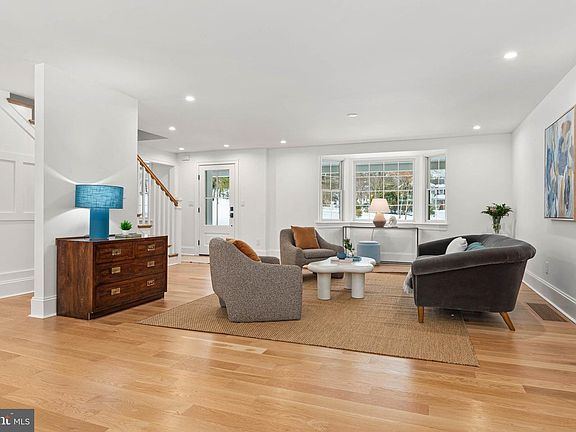 5th image of 709 Newtown Rd