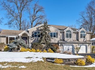 37 Durante Rd, Waldwick, NJ 07463