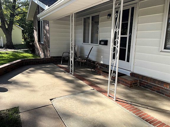3rd image of 412 E Stafford St