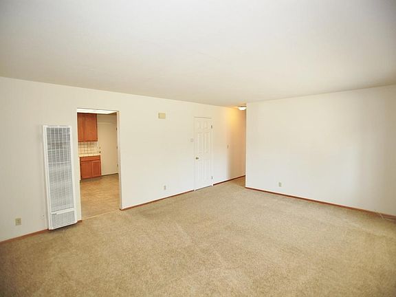 3rd image of 880 Blossom Way APT D