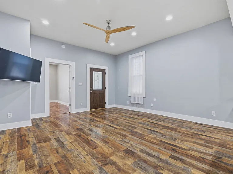 1330 Lexington Ave — Photo 6