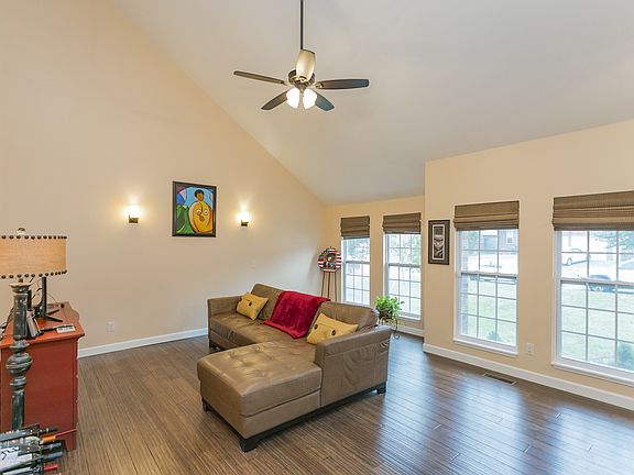 5th image of 705 Lake Terrace Dr