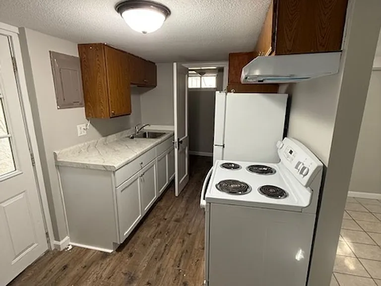 811 Pierre St — Photo 3