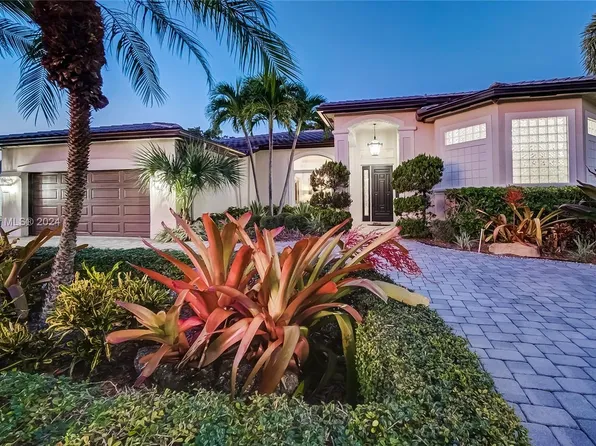 6951 Loch Ness Dr, Miami Lakes, FL 33014