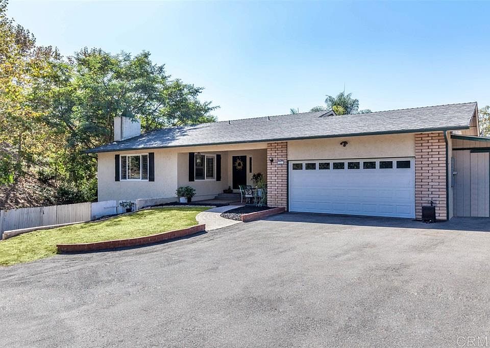 1st image of 821 Crescent Dr