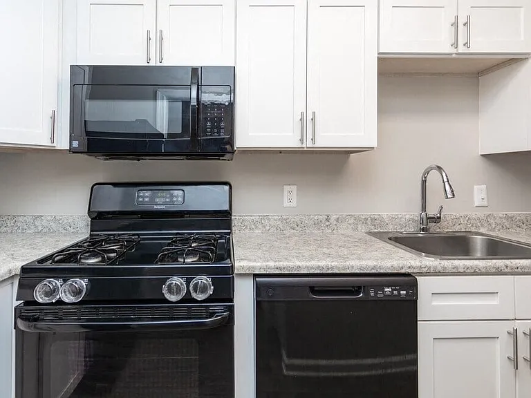 The Avenue Apartments — Photo 16