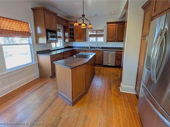 3rd image of 618 W Interlake Blvd