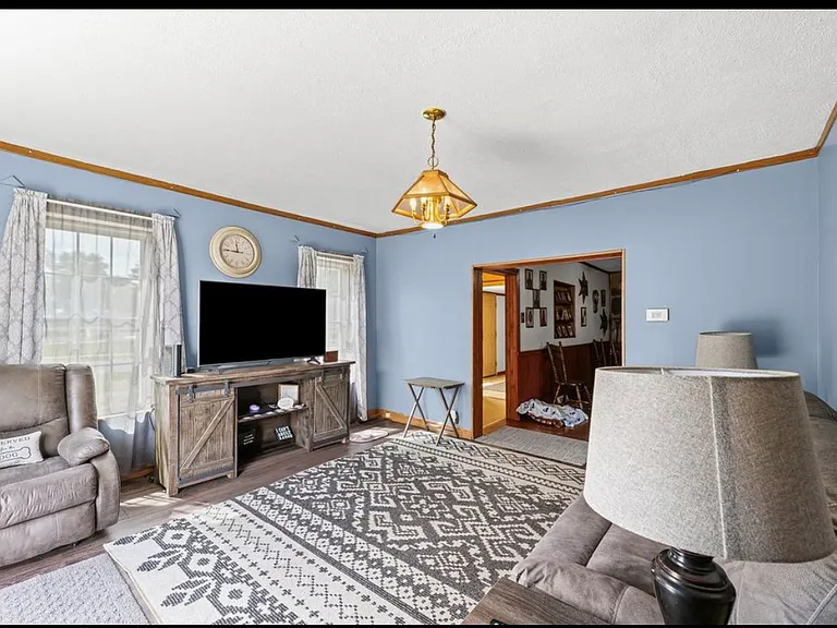 402 W Ash St — Photo 2