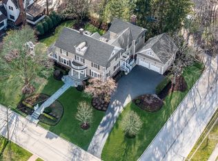 910 Golf Ln, Wheaton, IL 60189