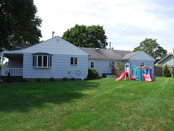 2nd image of 34 Tuthill Ln