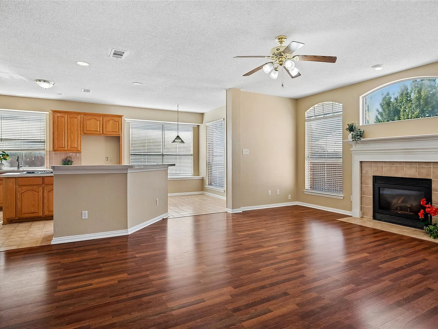 4 bed, 2669 sqft, $3,250 — Photo 3
