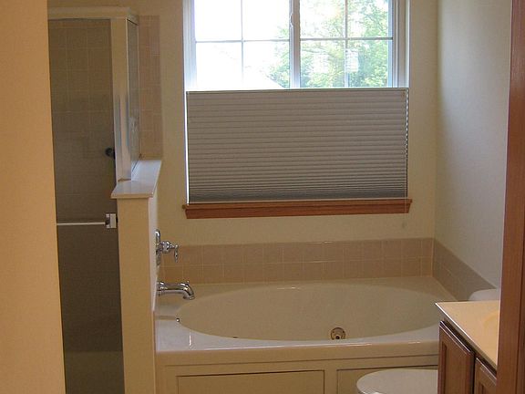 Master BA w/whirlpool, dual sinks