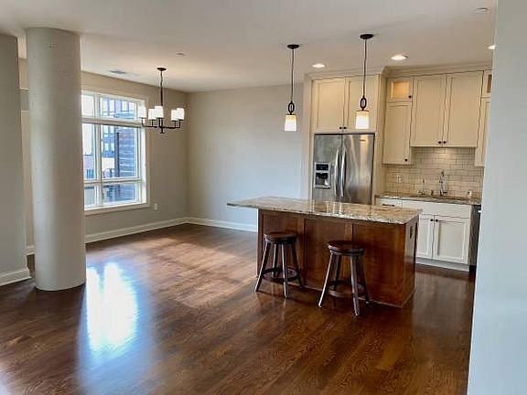 3rd image of 875 Lake St E #208