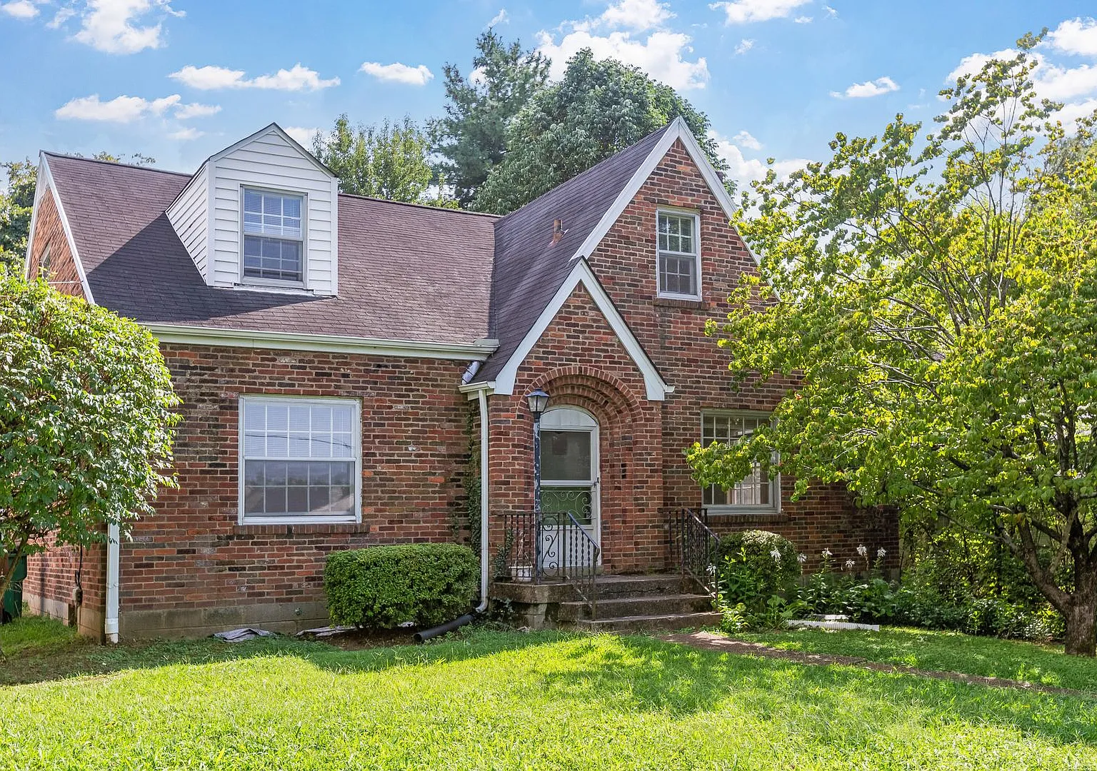 Cottage-Style Home Near Belmont with Garage and Basement — Photo 1