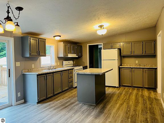 4th image of 8281 Independence Ave