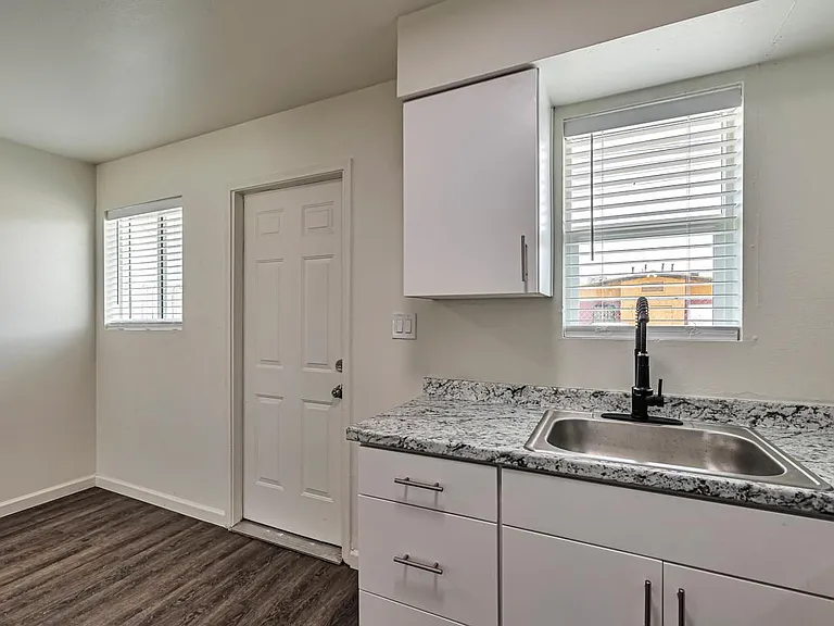 5927-5939 W Rose Ln #9 — Photo 3