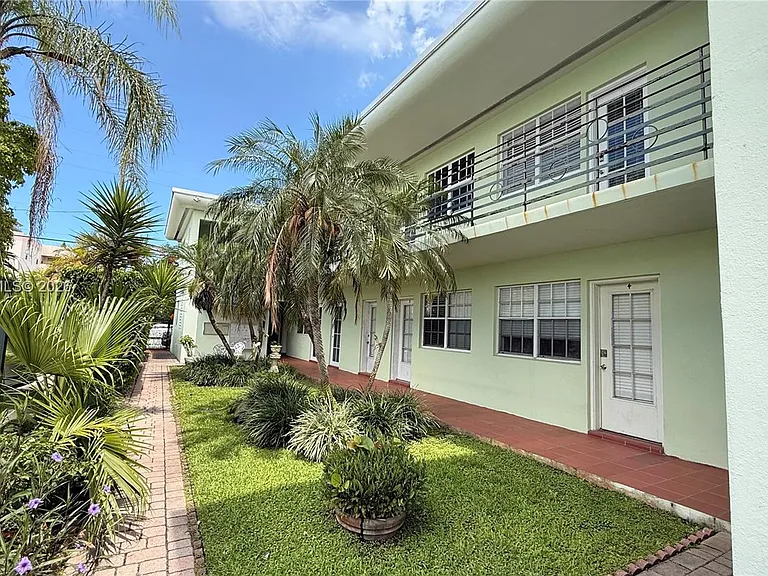8600 Byron Ave #8 — Photo 16