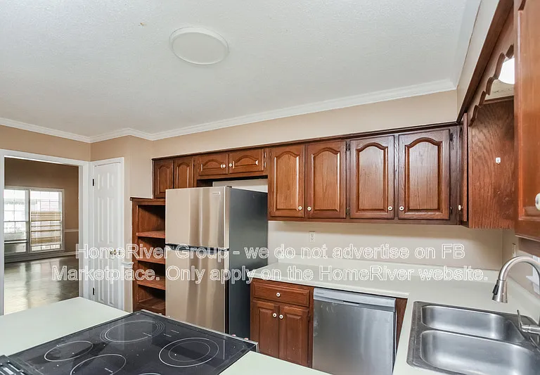 2426 Lake Edge Dr — Photo 7