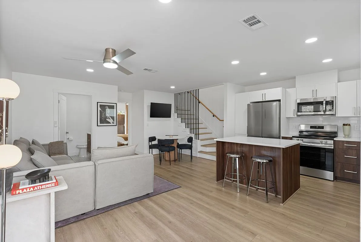 3 bed, 2.0 bath, 1358 sqft, $1,800 — Photo 3