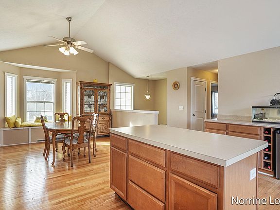 4th image of 2545 Orchard View Dr NE