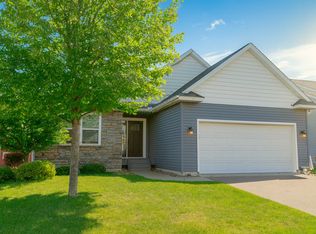 9125 Compass Pointe Rd, Woodbury, MN 55129