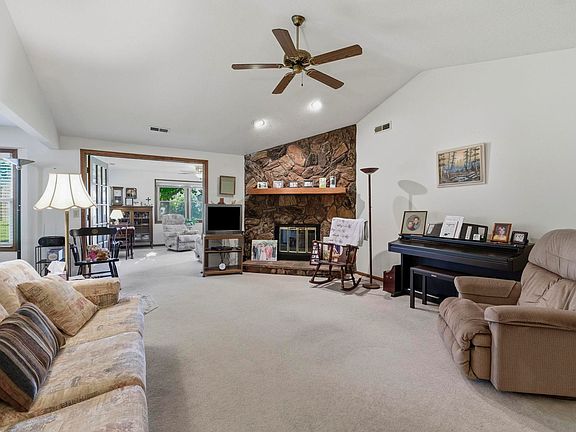 4th image of 1725 Cambrian Pl