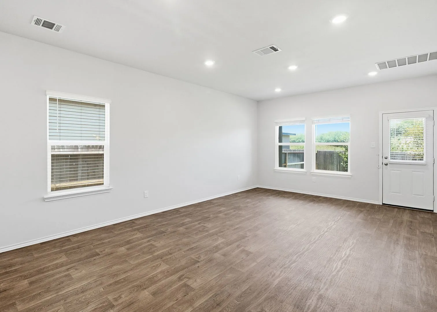 4 Bedroom Home with Primary Suite Downstairs and Community Pool — Photo 3