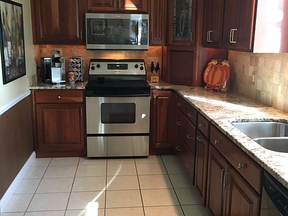 Kitchen has granite counters