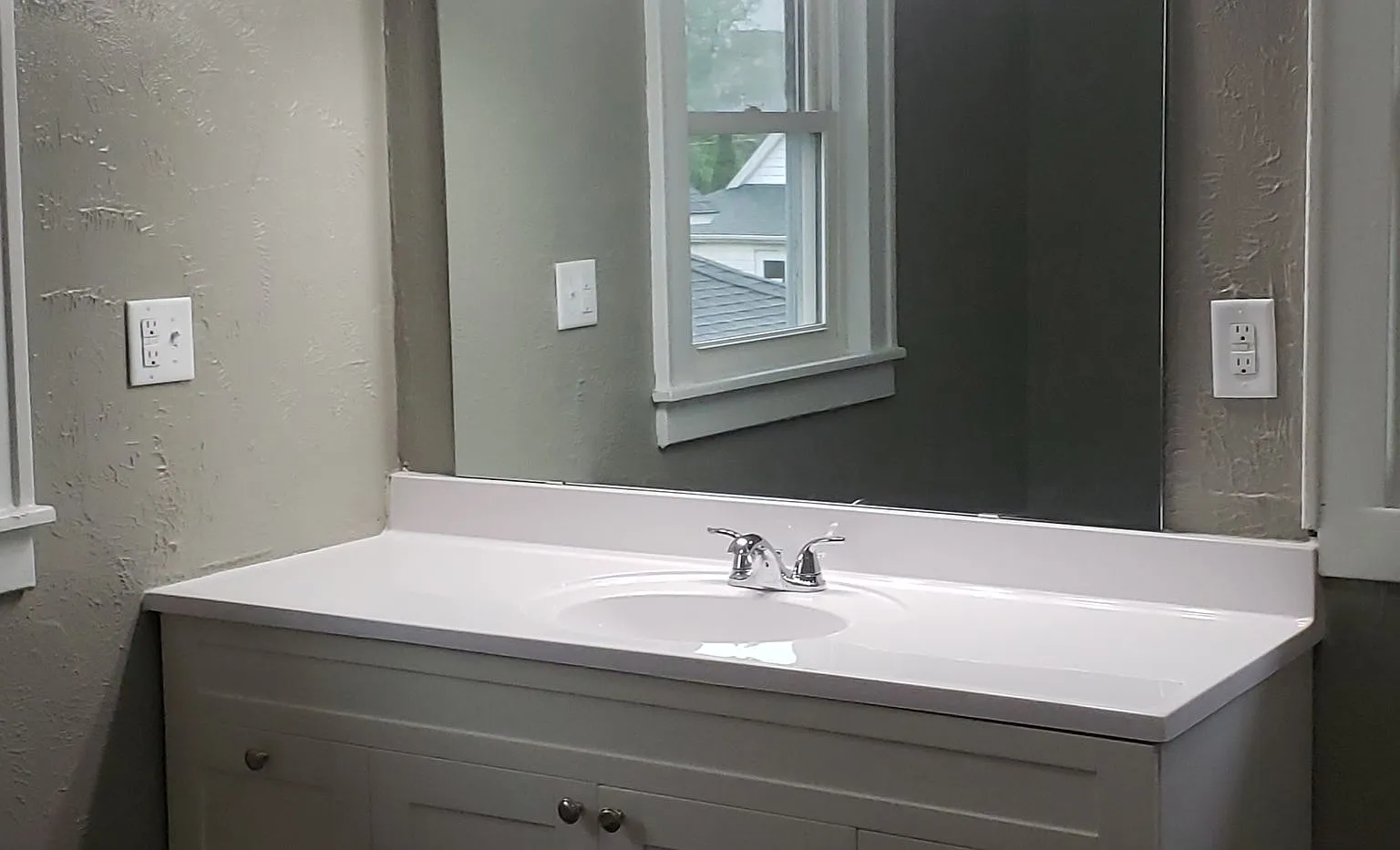 Spacious 5-Bedroom Home Near Downtown Kokomo — Photo 1