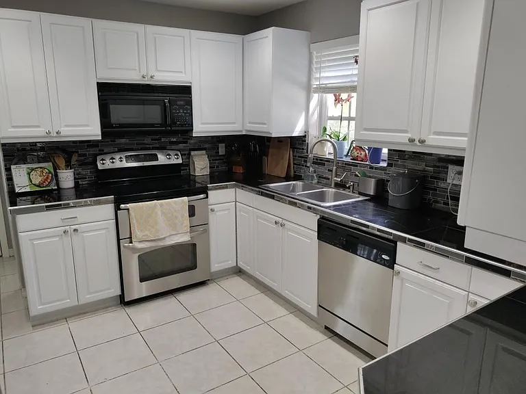 7945 SW 199th Ter — Photo 3