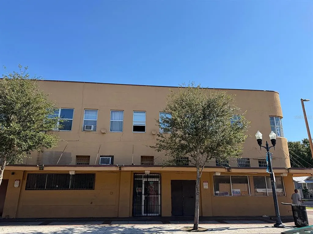 1 bed, 1.0 bath, 300 sqft, $900 — Photo 3