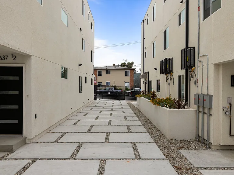 637 N Kingsley Dr #1/2 — Photo 16