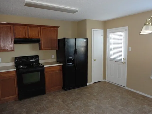3 bed, 2.0 bath, 1753 sqft, $2,245 — Photo 2