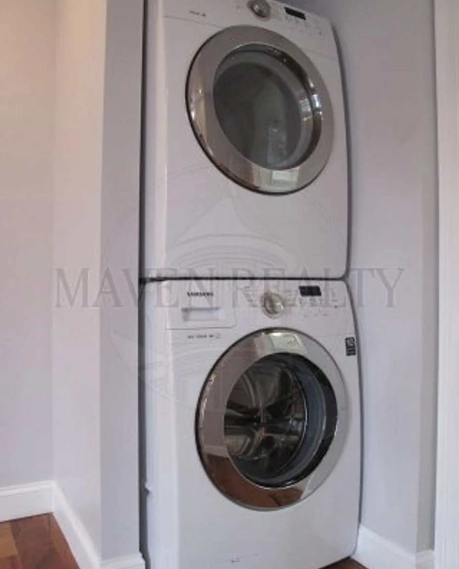 Medford Square / Medford Hillside area, 4 bedroom, 2 bathroom apartment — Photo 3