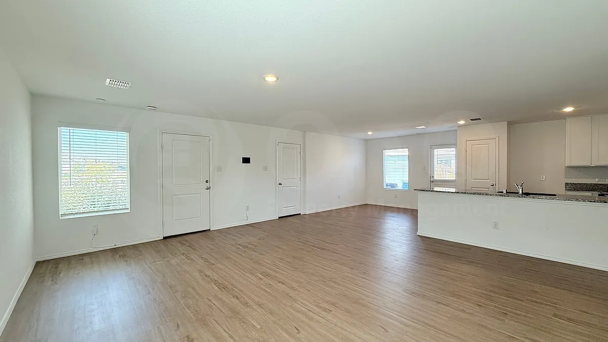 3 bed, 2.0 bath, 1436 sqft, $1,700 — Photo 3